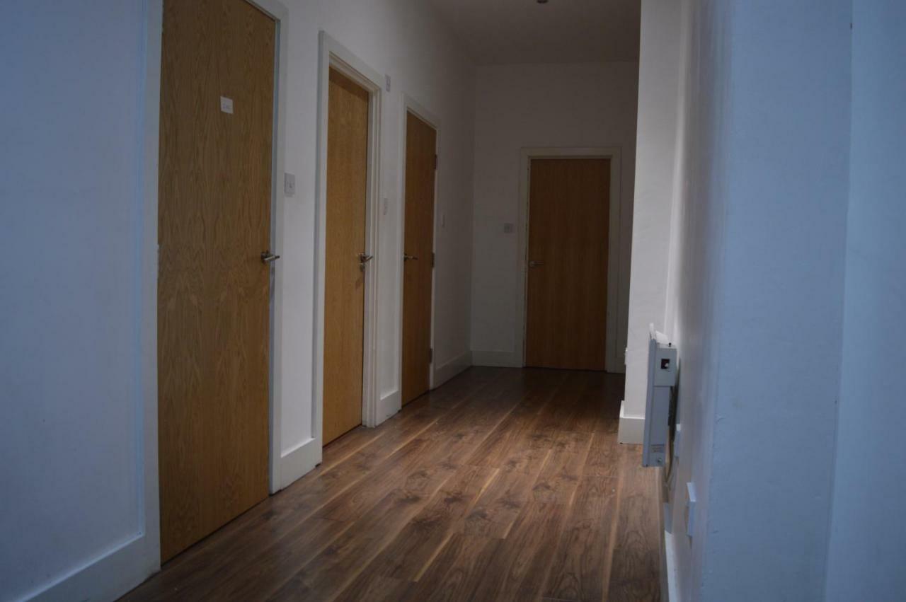 Spacious Shude Hill Apartment With Balcony — Photos 3