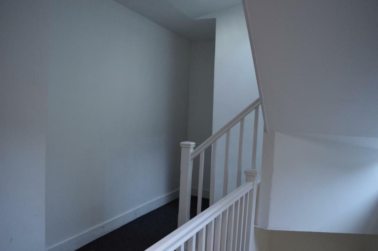 Spacious Shude Hill Apartment With Balcony — Photos 2