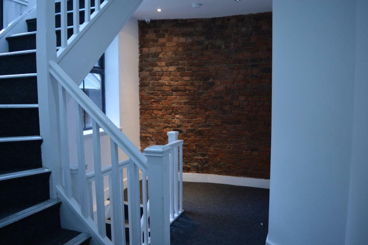 Spacious Shude Hill Apartment With Balcony — Photos 1